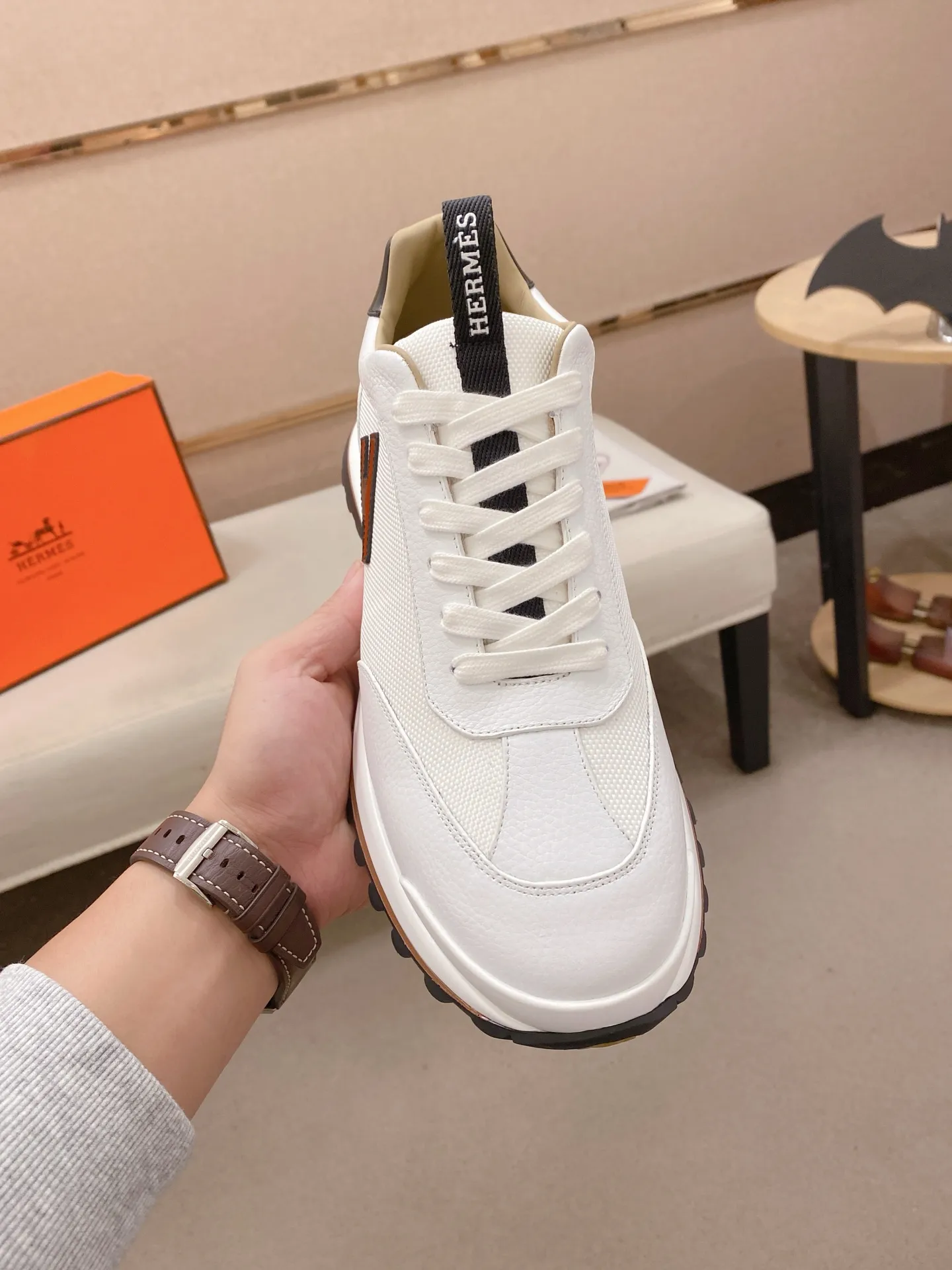 Men's shoes💰: 640💰HERMES/Hermes Leader sneakers! Tech twill, calfskin and suede goatskin sneakers featuring paneled multicolor twill, calfskin and suede. Lightweight geometric sole for a stylish urban look. Product details: White and orange rubber sole Black rubber sole with orange rubber insert Light natural leather insert White rubber toe cap Beige lambskin insole and lining Cotton strap, rubber lettering Sole height: 4cm Size: 38-39-40-41-42-43-44 (45.46 custom-made)